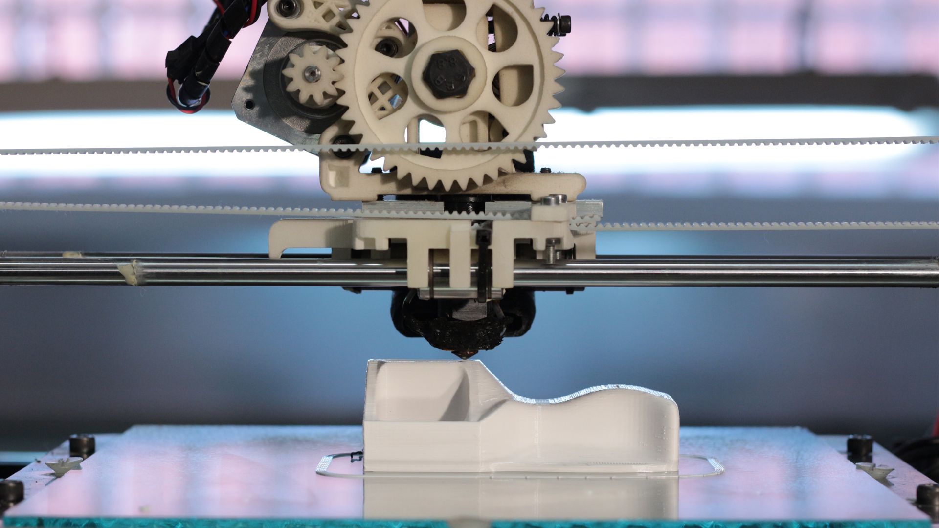 Impresora 3D FDM fabricando una pieza técnica en la planta de BSDI, Ibi